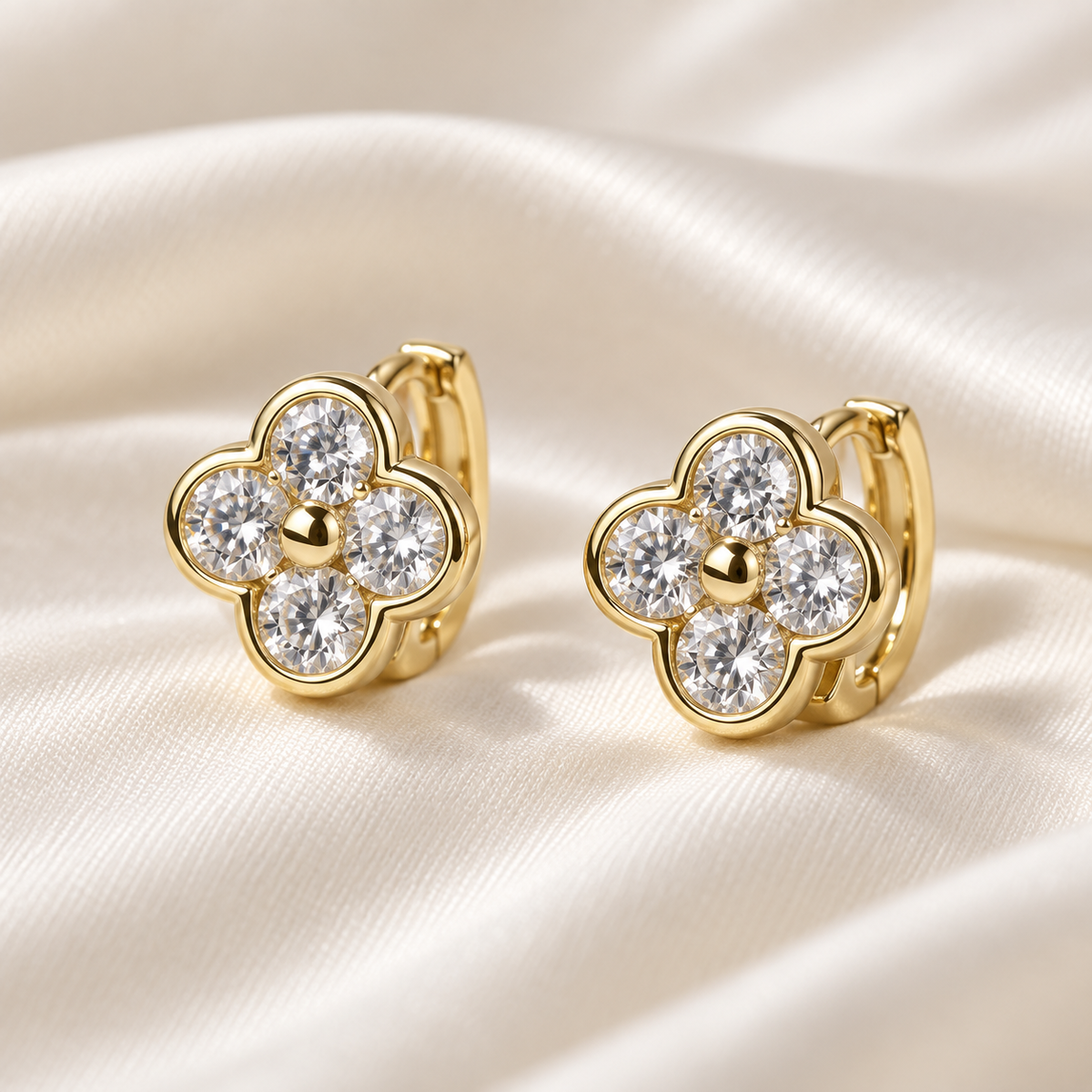 Boucles d’oreilles trèfle en moissanite plaquées or 14 carats | JOYA